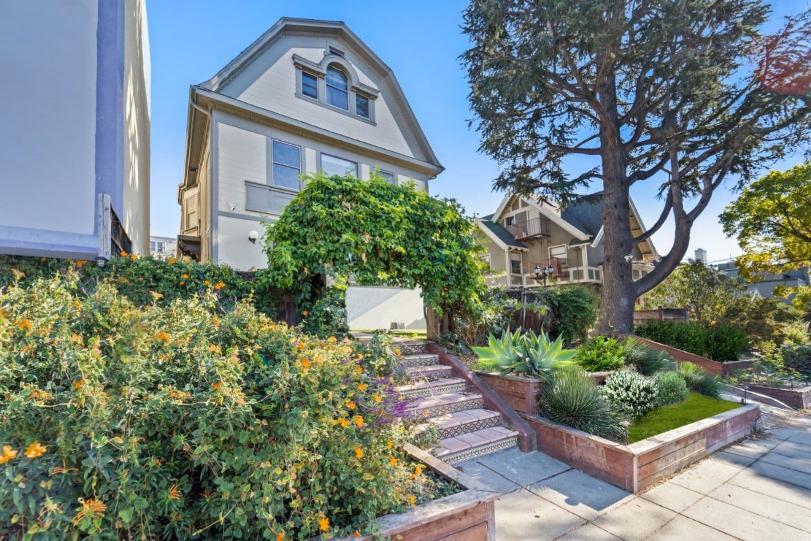 Oakland Townhome: 386 Euclid Ave