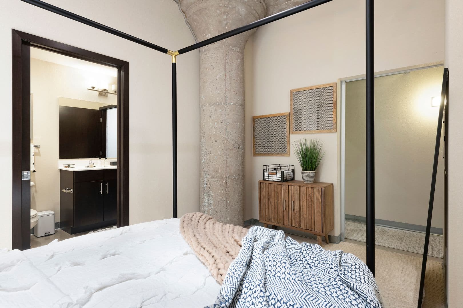 Minneapolis Apartment: 607 Washington Ave N