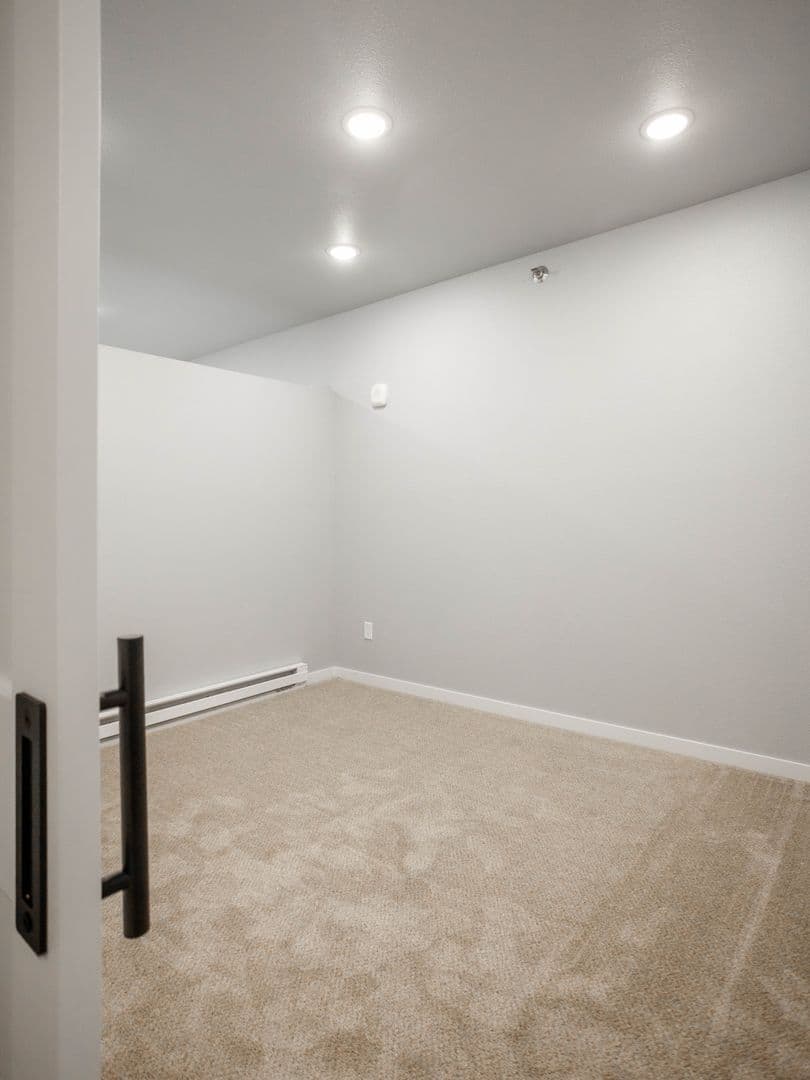 Fargo Apartment: 1882 39th St S