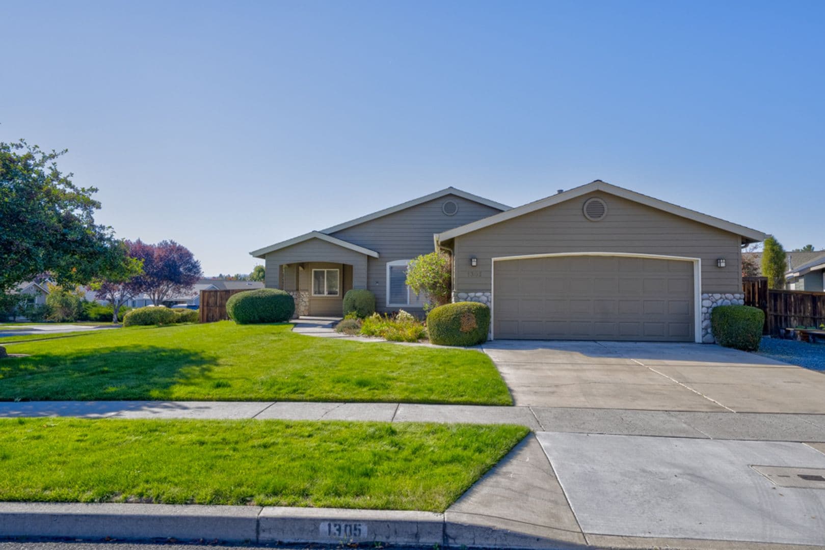 Bend House: 1305 NE Tucson Way
