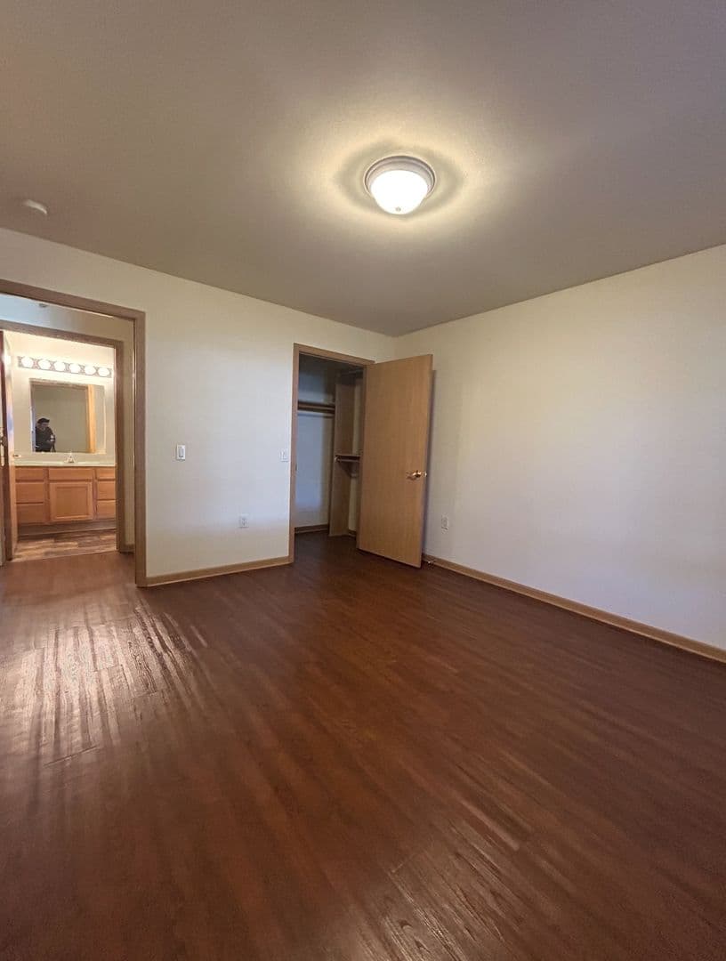 Sun Prairie Apartment: 2001 - 2017 Wyoming Avenue