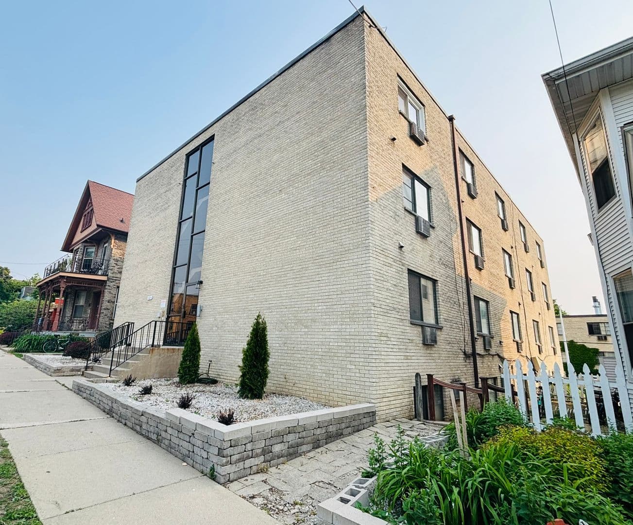 Madison Apartment: 121 S Hancock Street