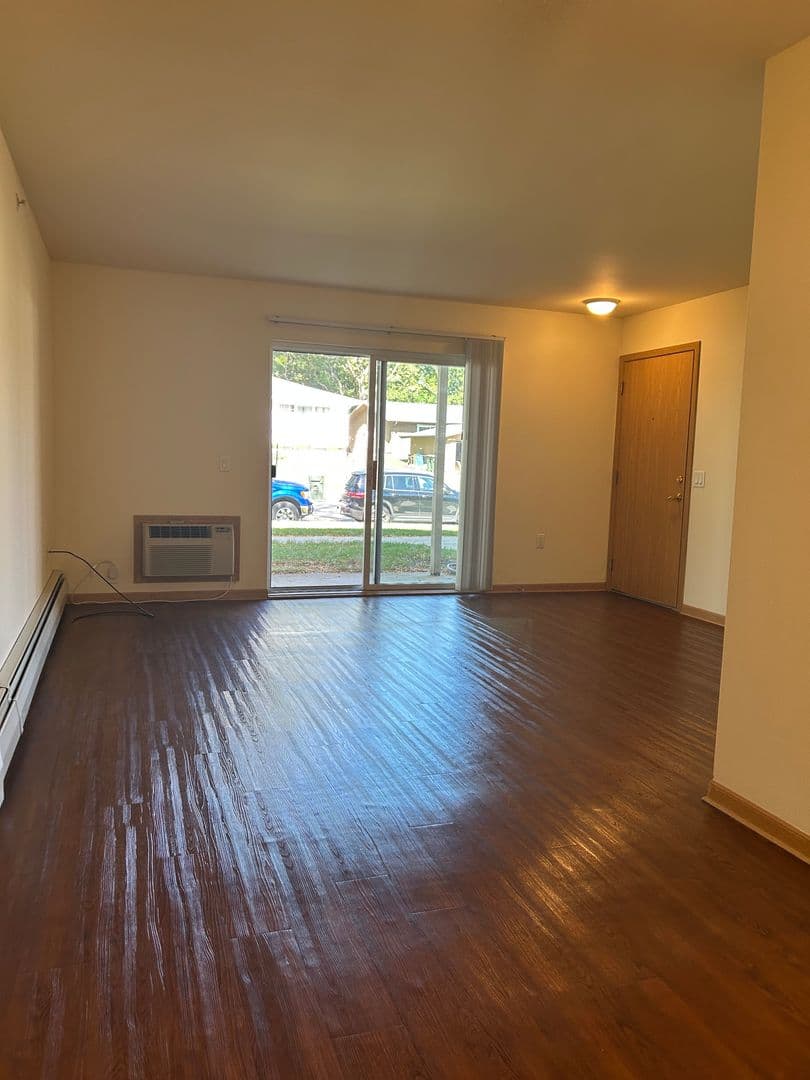 Sun Prairie Apartment: 2001 - 2017 Wyoming Avenue