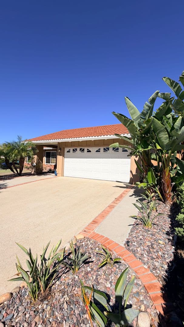 San Diego House: 7993 Hemingway Avenue