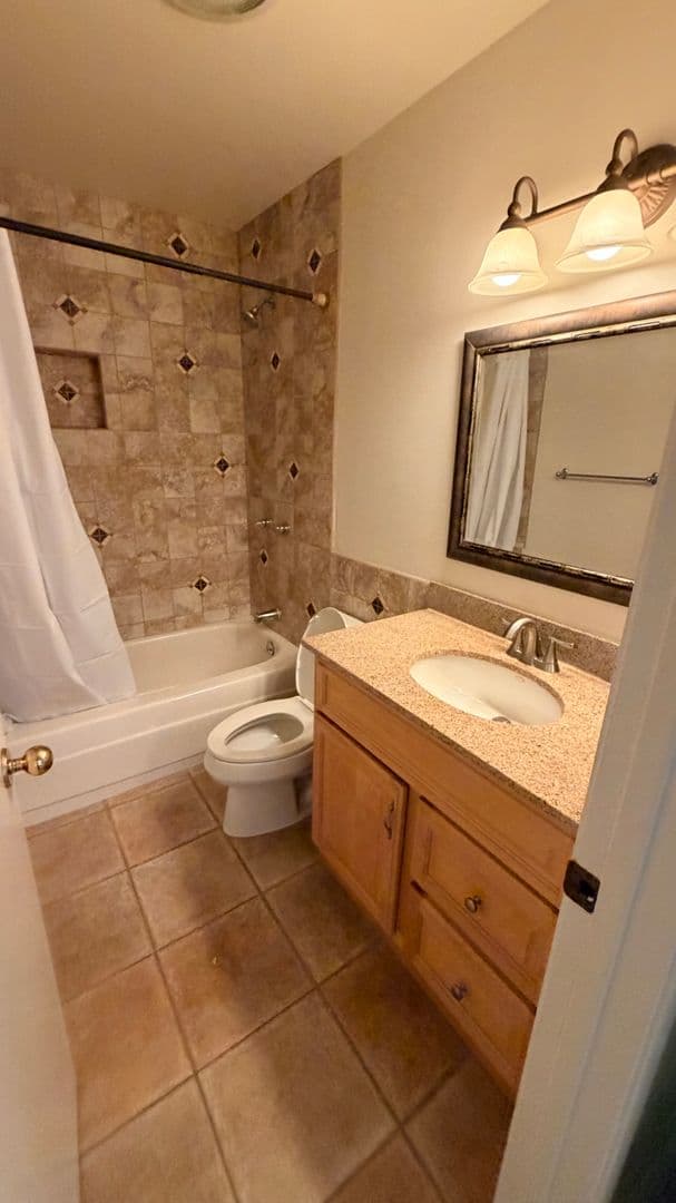 San Diego House: 7993 Hemingway Avenue