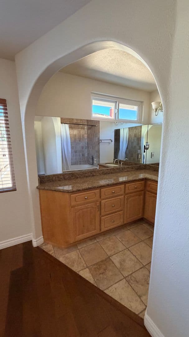San Diego House: 7993 Hemingway Avenue
