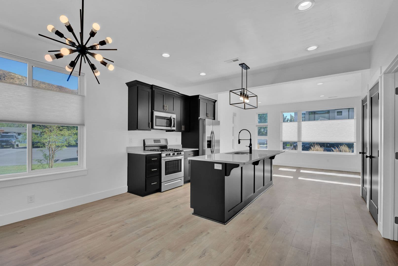 Hailey Apartment: 1370-90 Woodside Blvd
