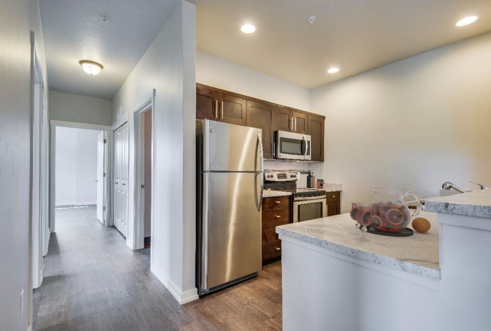 Eagle Apartment: 827 E Riverside Dr