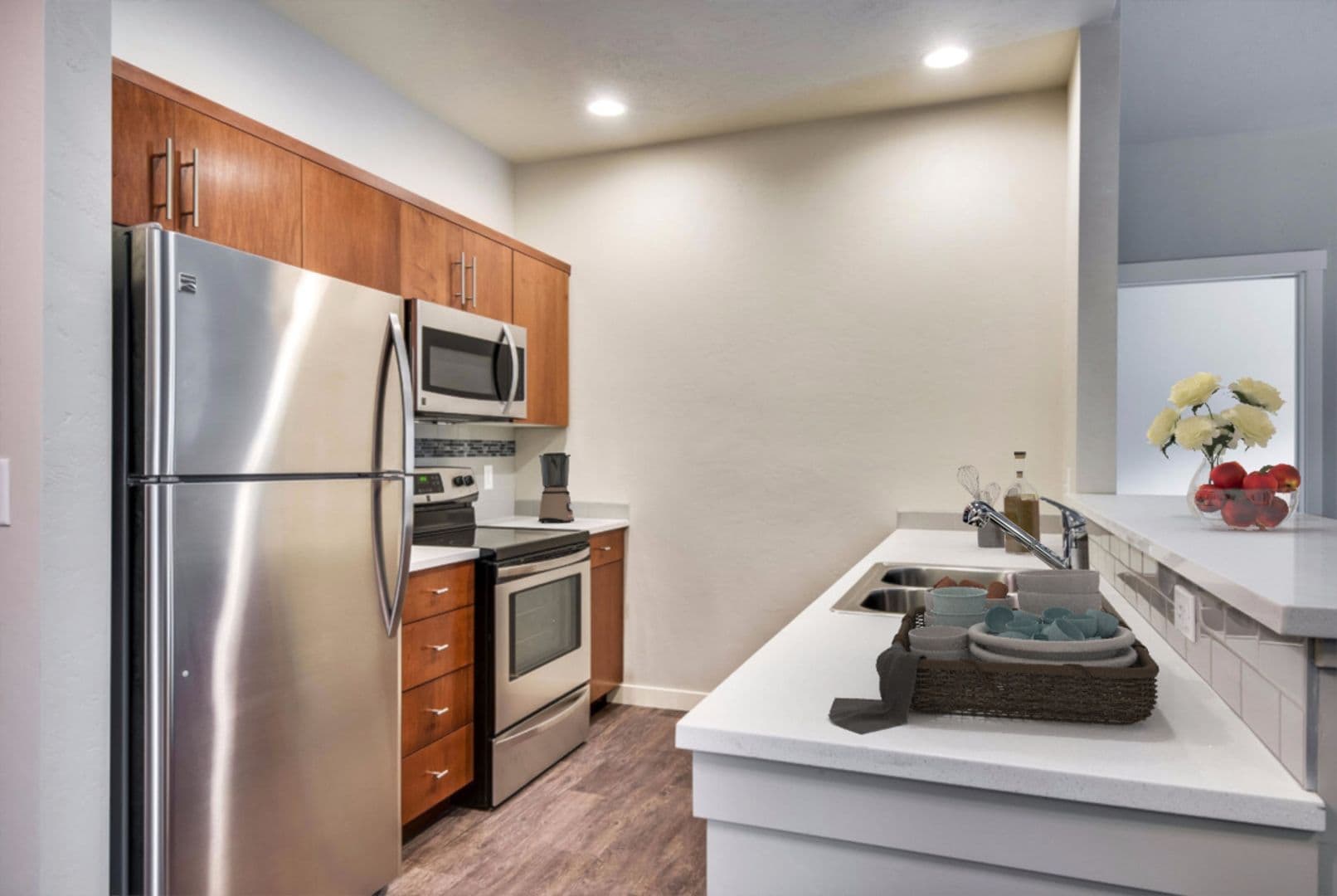 Eagle Apartment: 827 E Riverside Dr