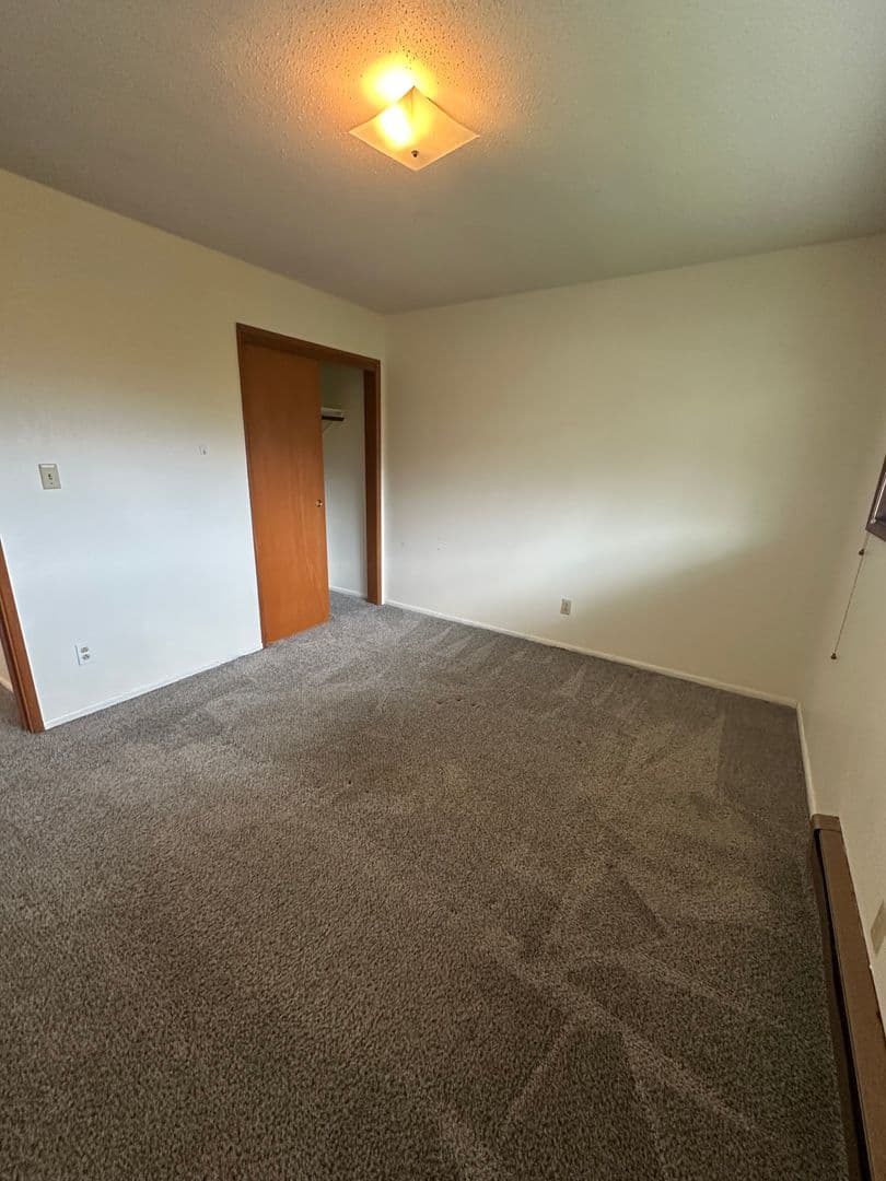 Astoria Apartment: 1566-76 Irving Ave