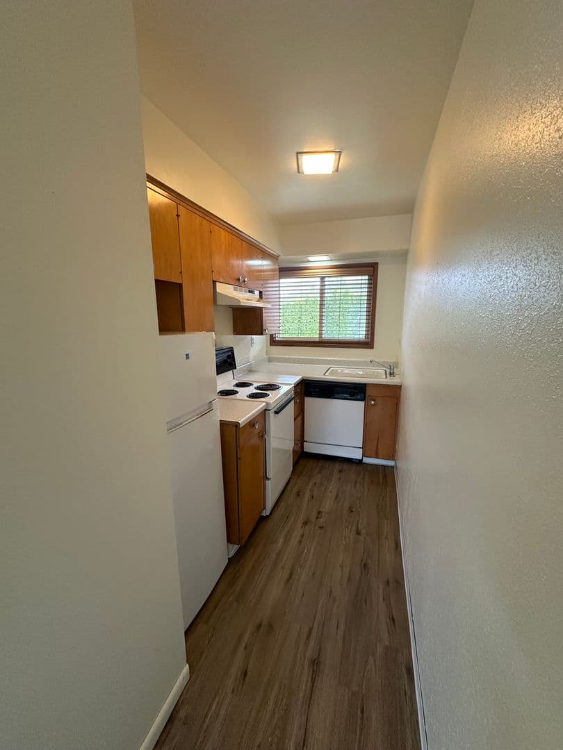 Astoria Apartment: 1566-76 Irving Ave