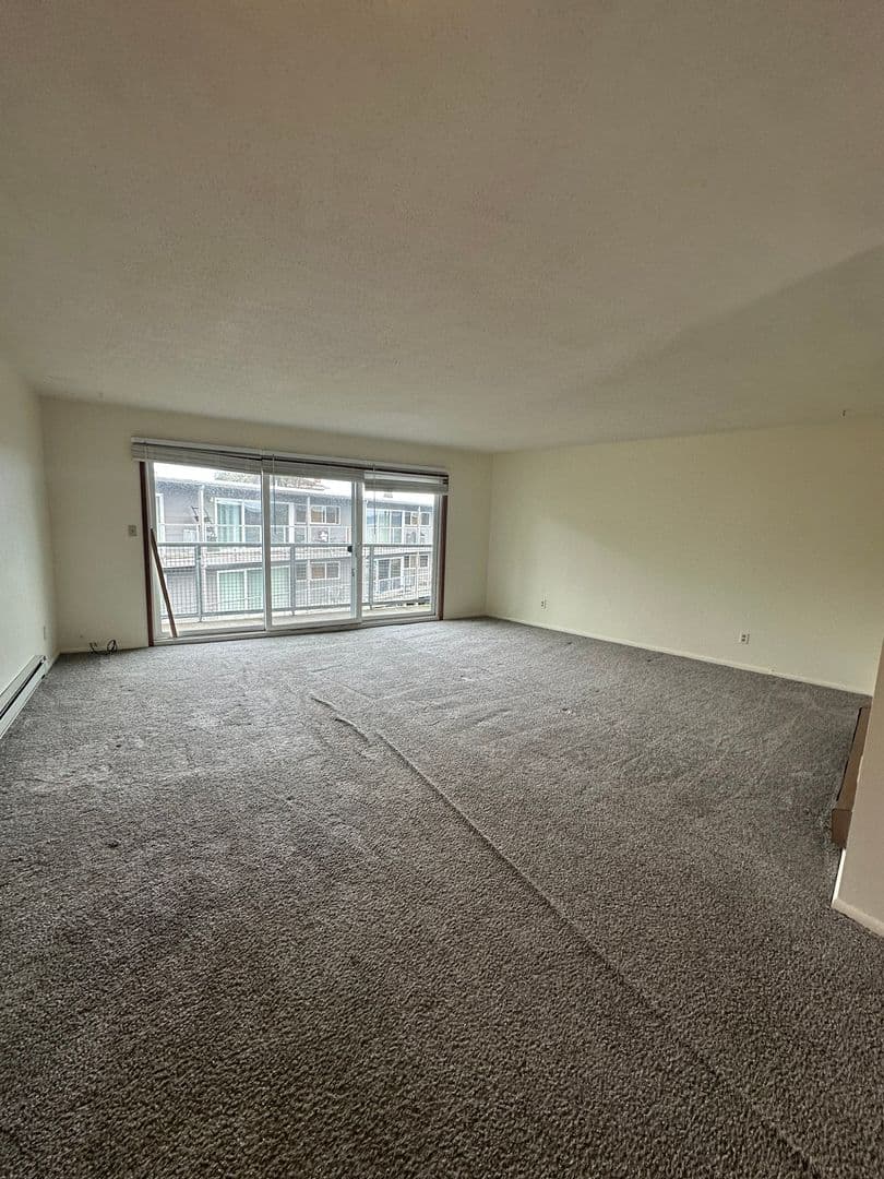 Astoria Apartment: 1566-76 Irving Ave