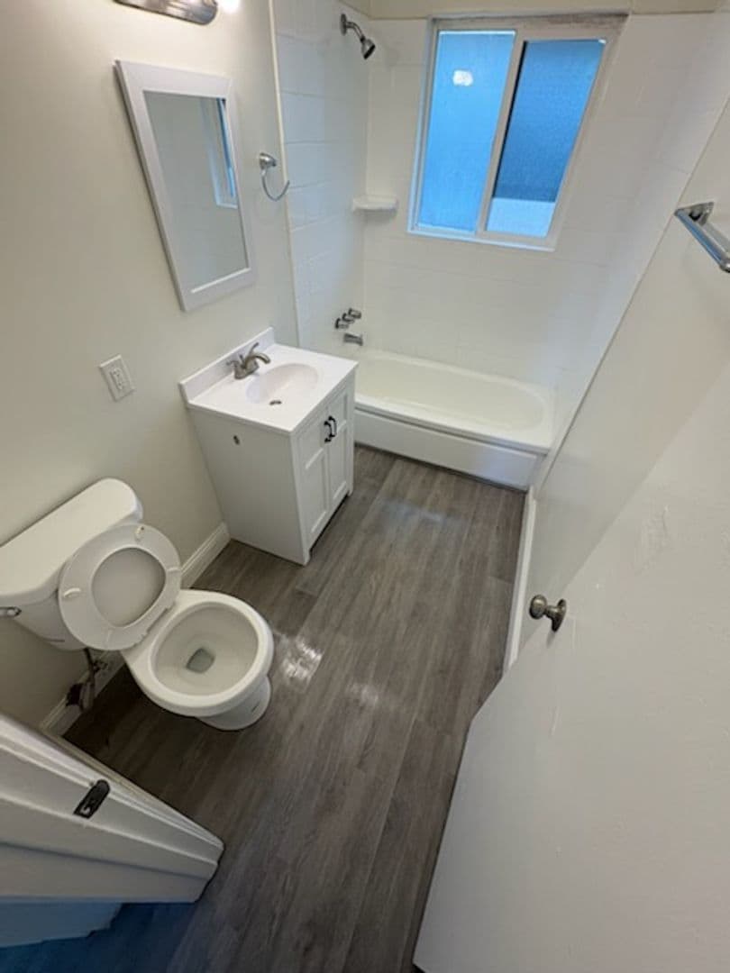 Dixon Apartment: 271 W. Walnut Street