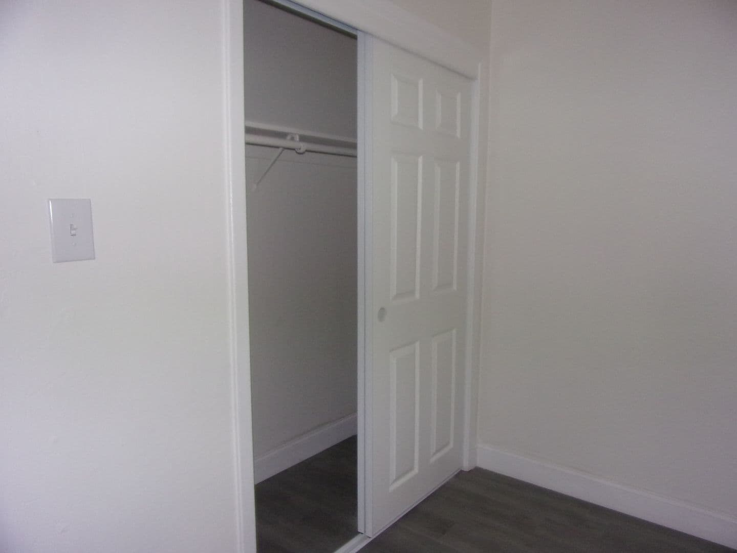 Dixon Apartment: 271 W. Walnut Street