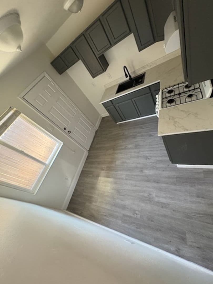 Dixon Apartment: 271 W. Walnut Street
