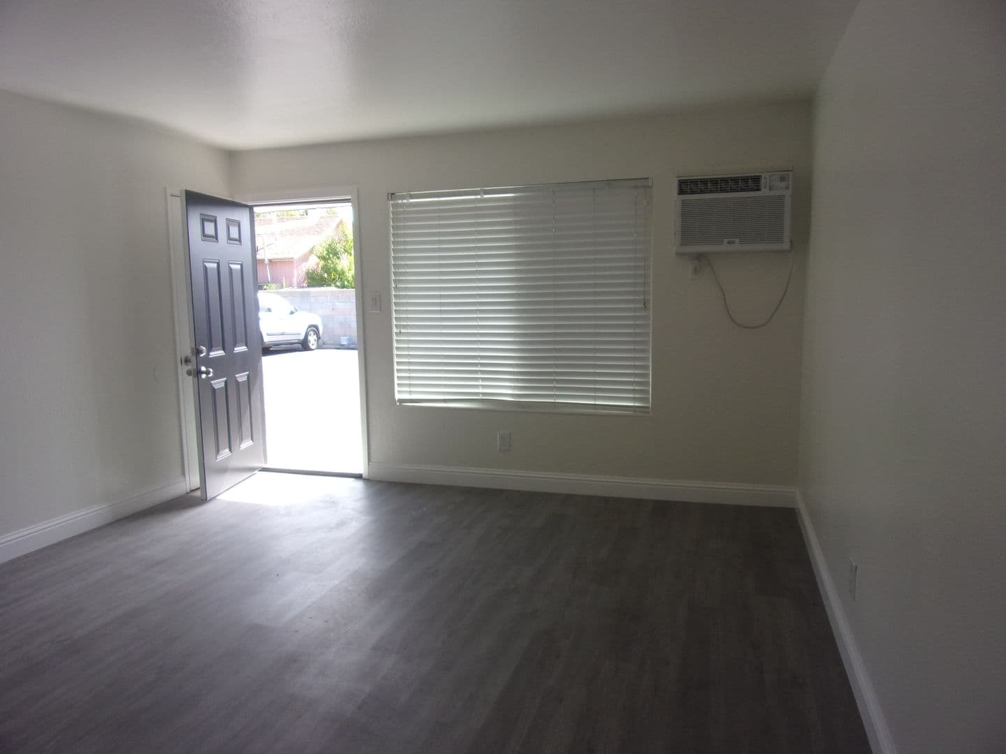 Dixon Apartment: 271 W. Walnut Street