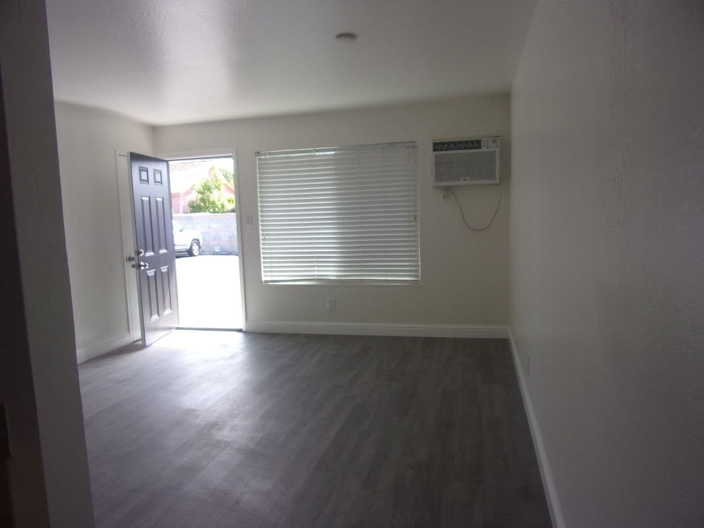 Dixon Apartment: 271 W. Walnut Street