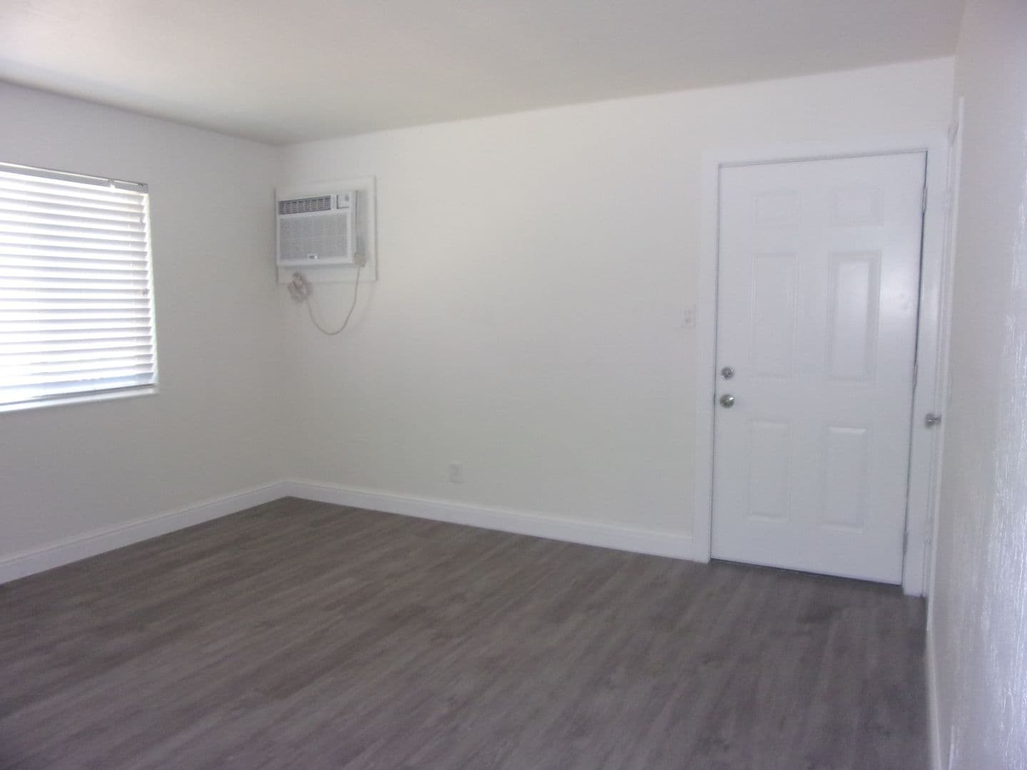 Dixon Apartment: 271 W. Walnut Street