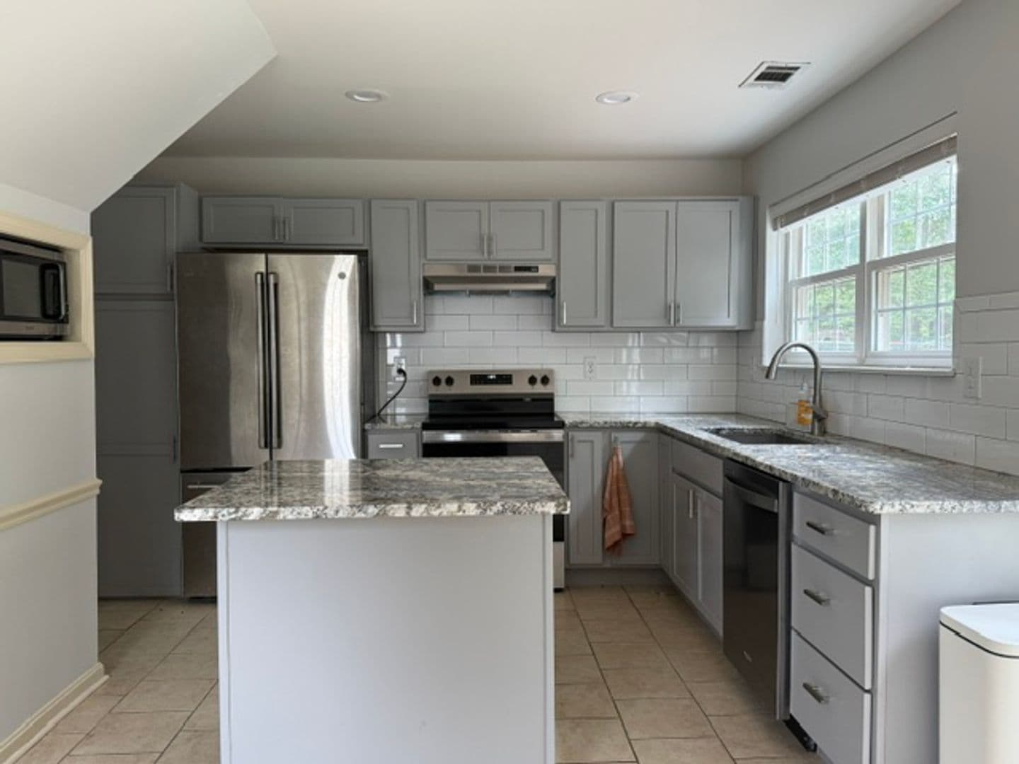 Waldorf House: 3059 Huntington Circle
