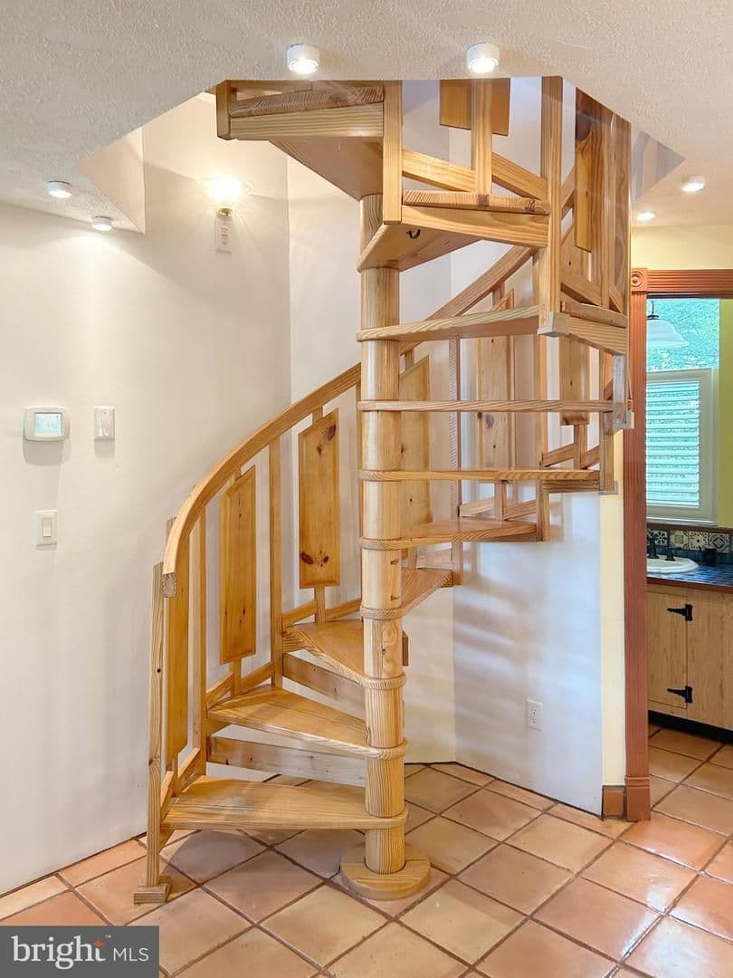 Newburg House: 12330 Potomac View Road
