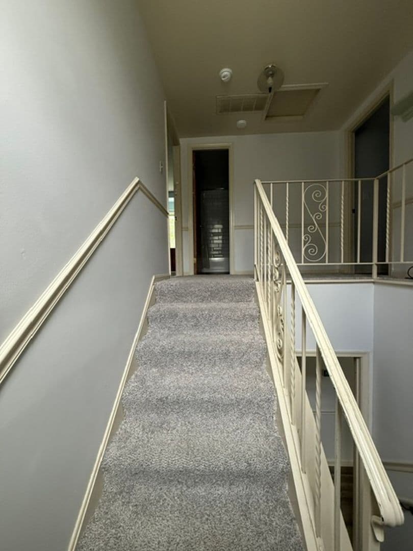 Waldorf House: 3059 Huntington Circle