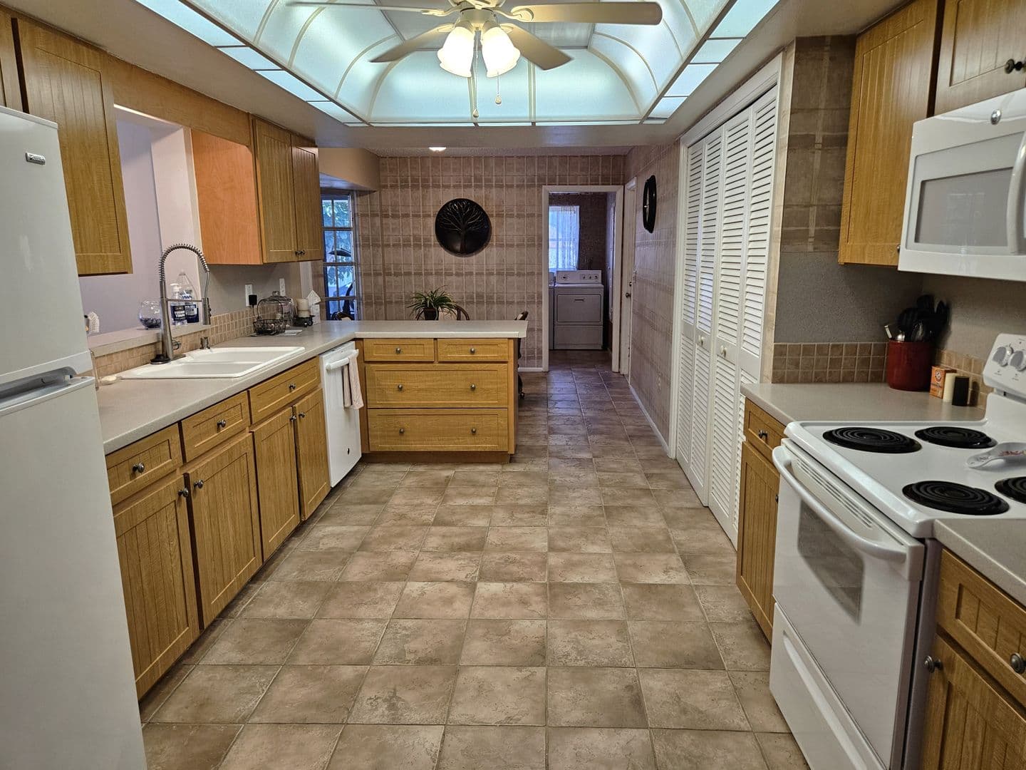 Venice House: 492 E Shade Drive