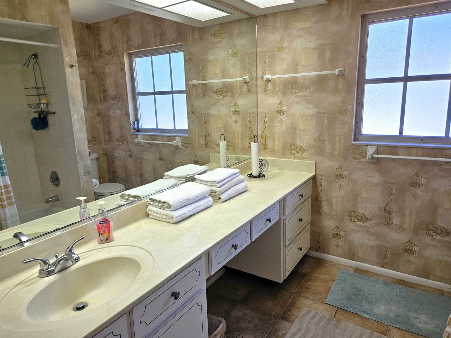 Venice House: 492 E Shade Drive
