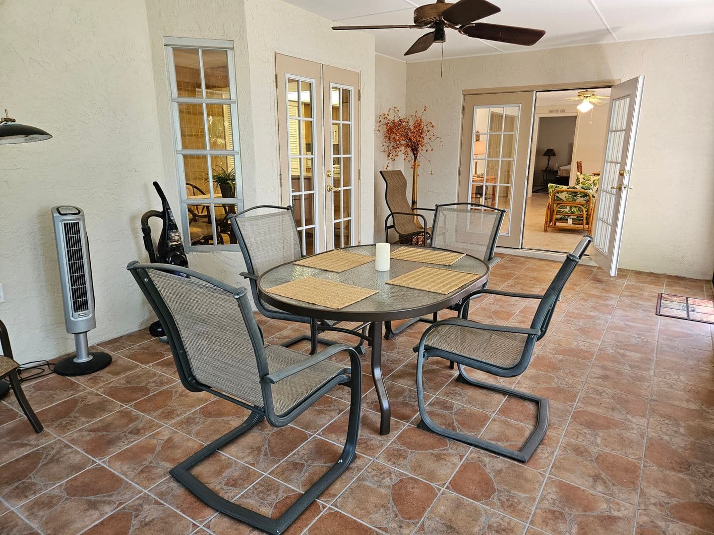 Venice House: 492 E Shade Drive