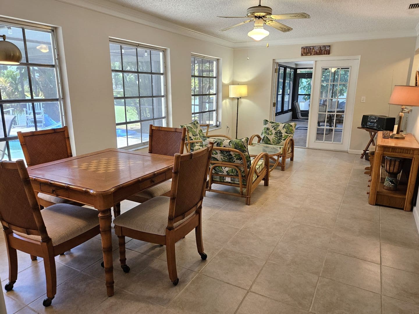 Venice House: 492 E Shade Drive