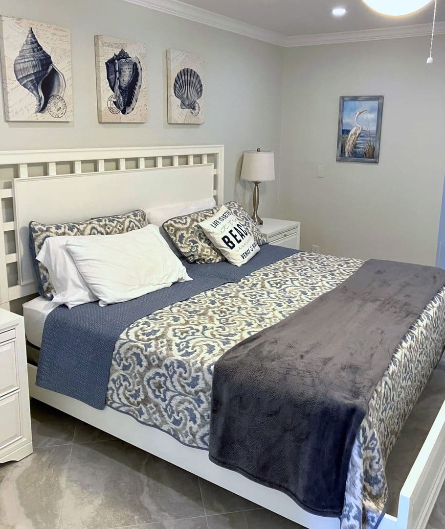 Venice Condo: 100 Avenue Des Pasque #9