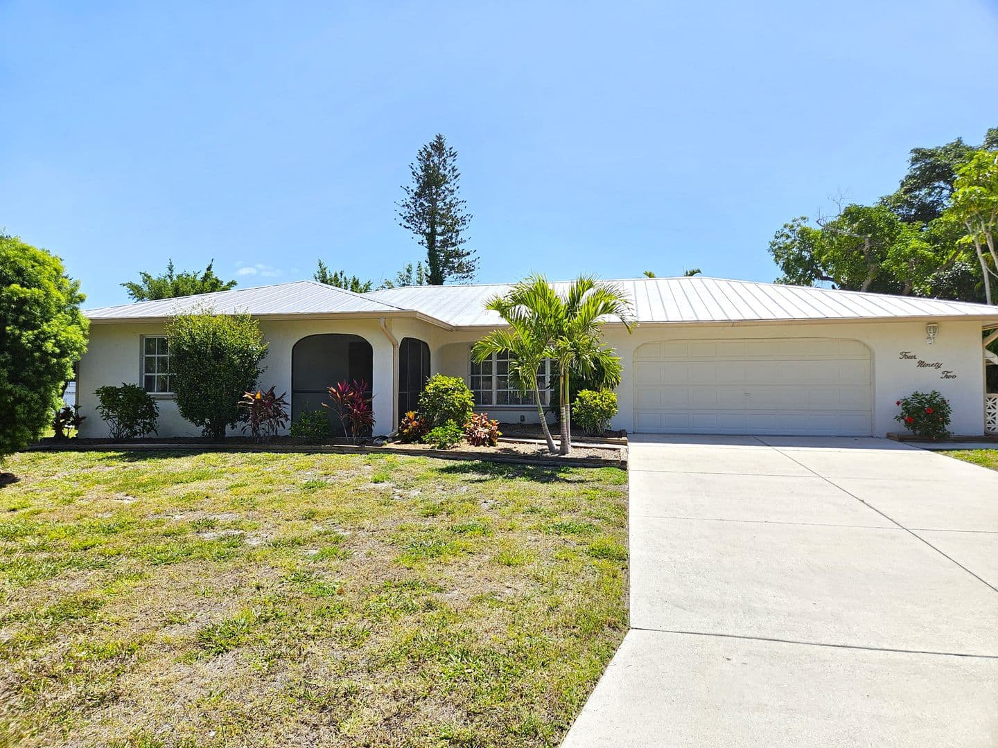 Venice House: 492 E Shade Drive