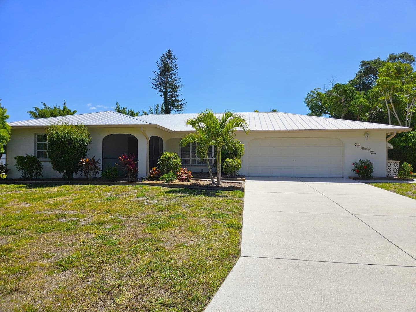 Venice House: 492 E Shade Drive