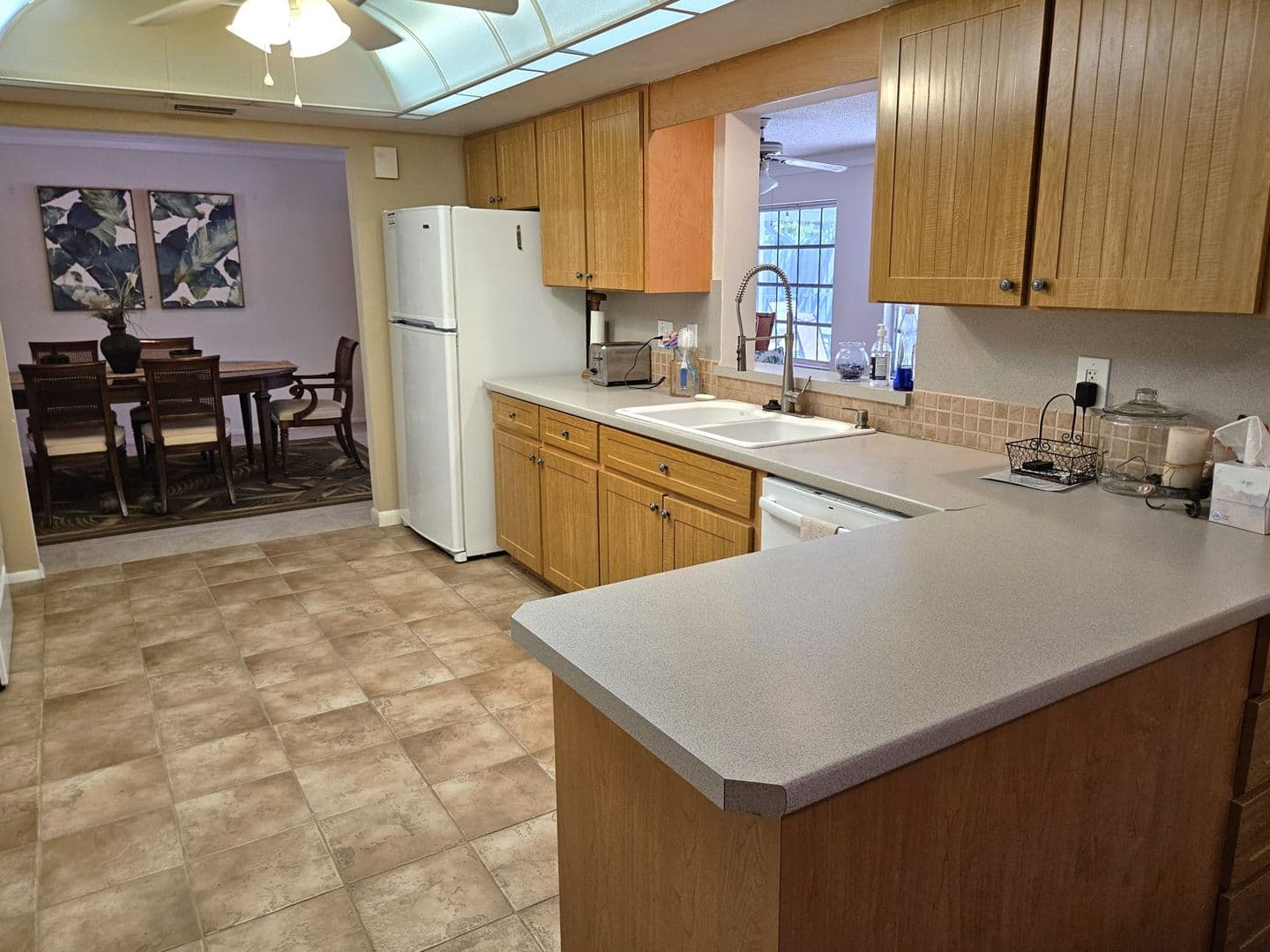 Venice House: 492 E Shade Drive