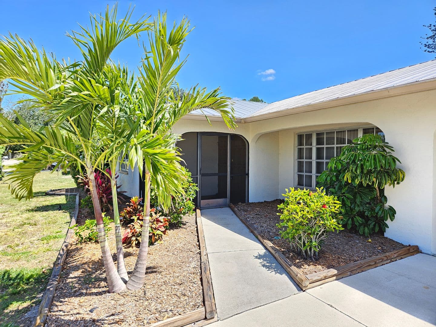 Venice House: 492 E Shade Drive