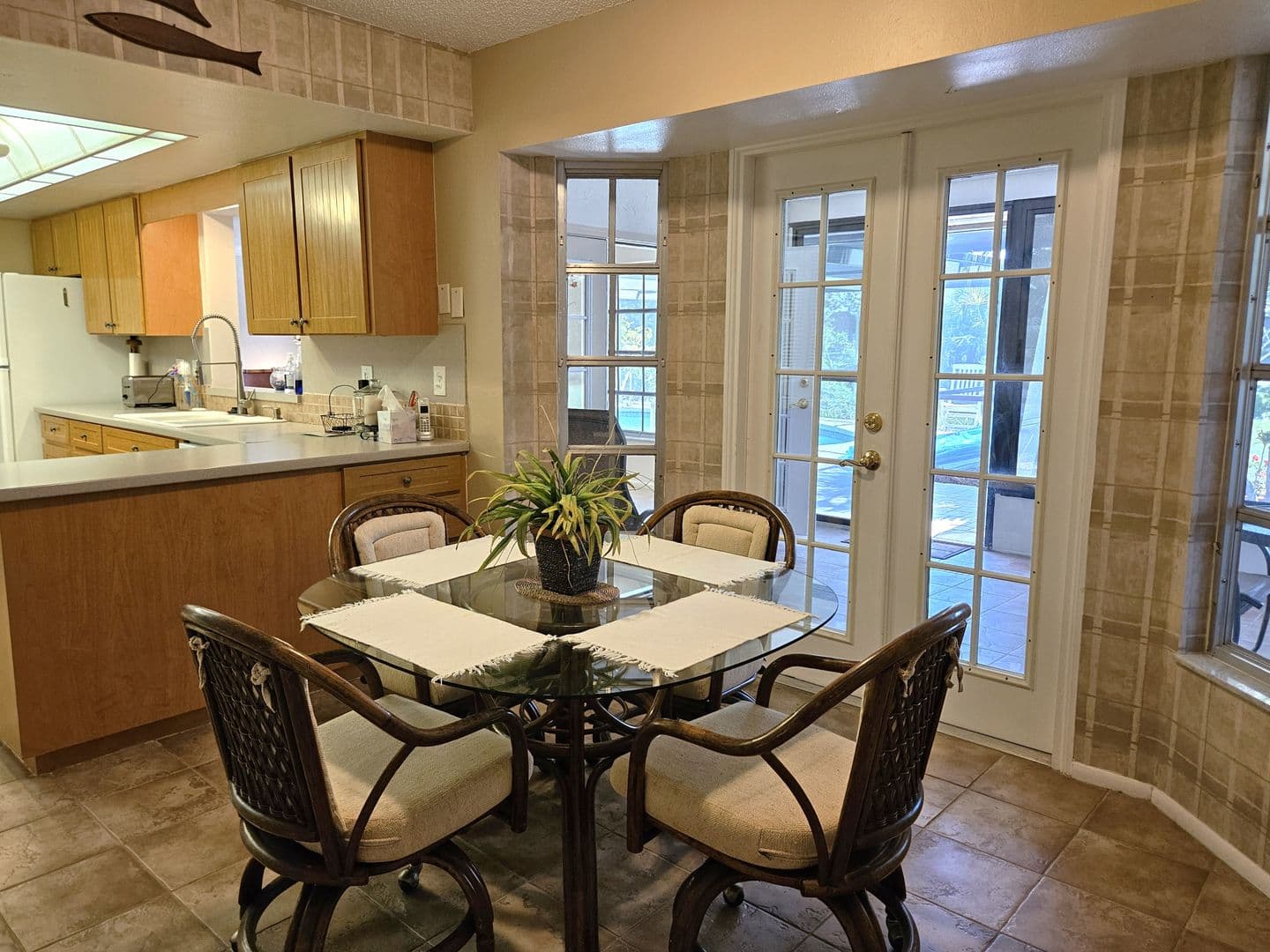 Venice House: 492 E Shade Drive