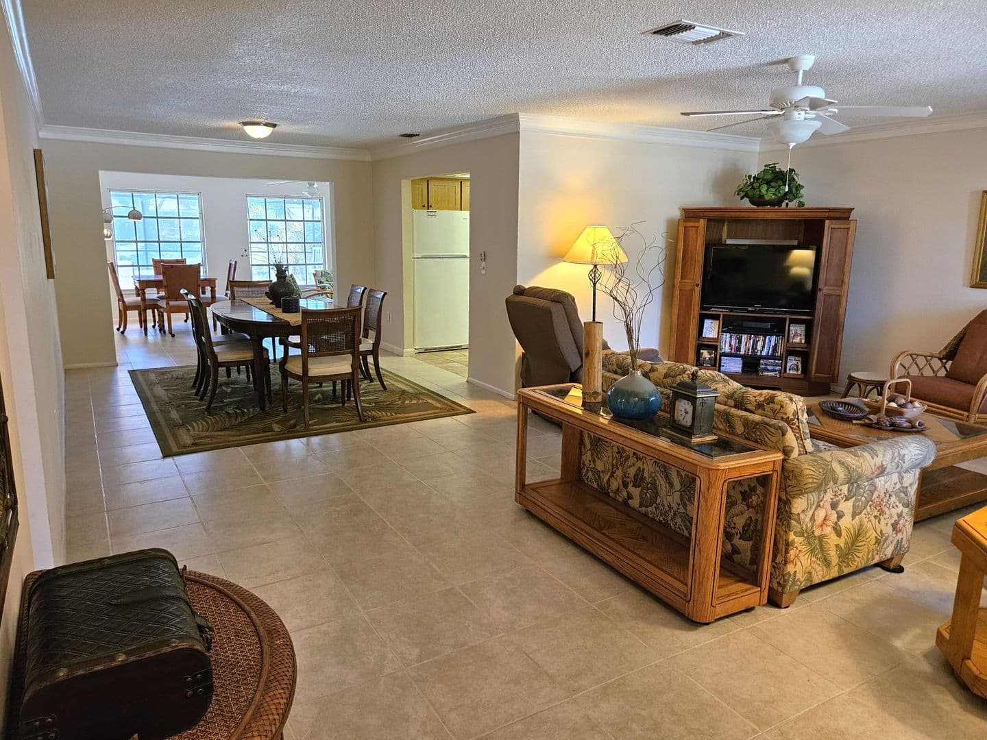 Venice House: 492 E Shade Drive