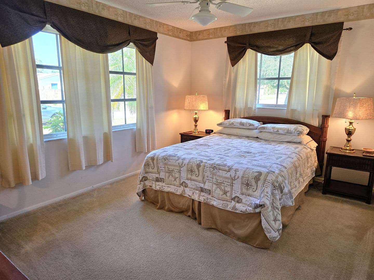 Venice House: 492 E Shade Drive