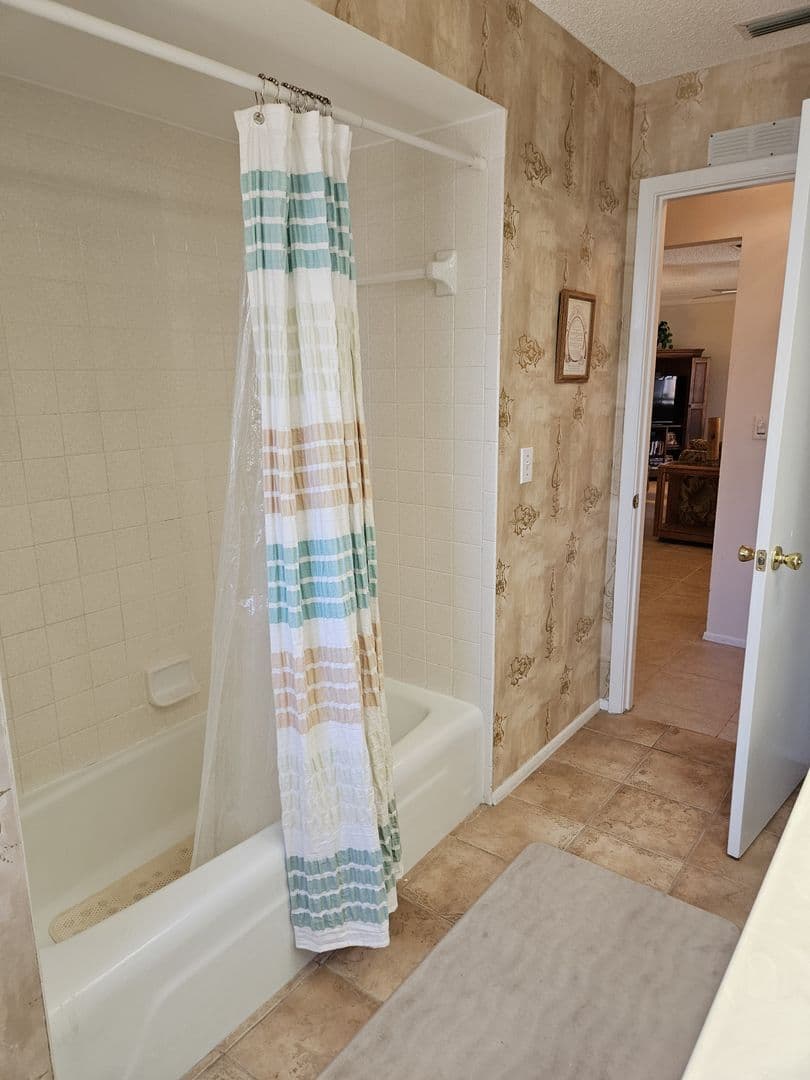 Venice House: 492 E Shade Drive