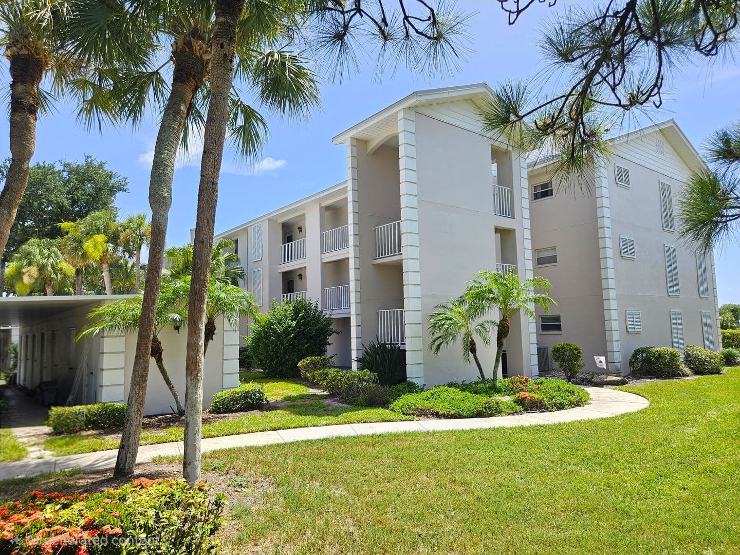 Venice Condo: 437 Cerromar Lane #424