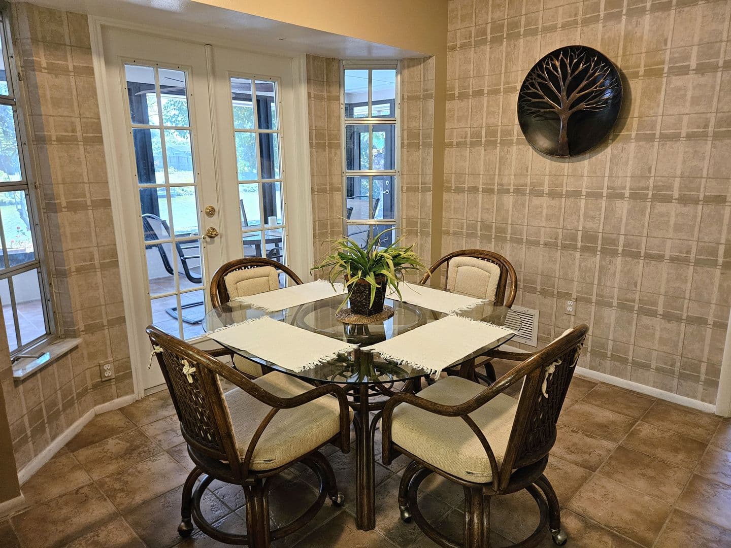 Venice House: 492 E Shade Drive