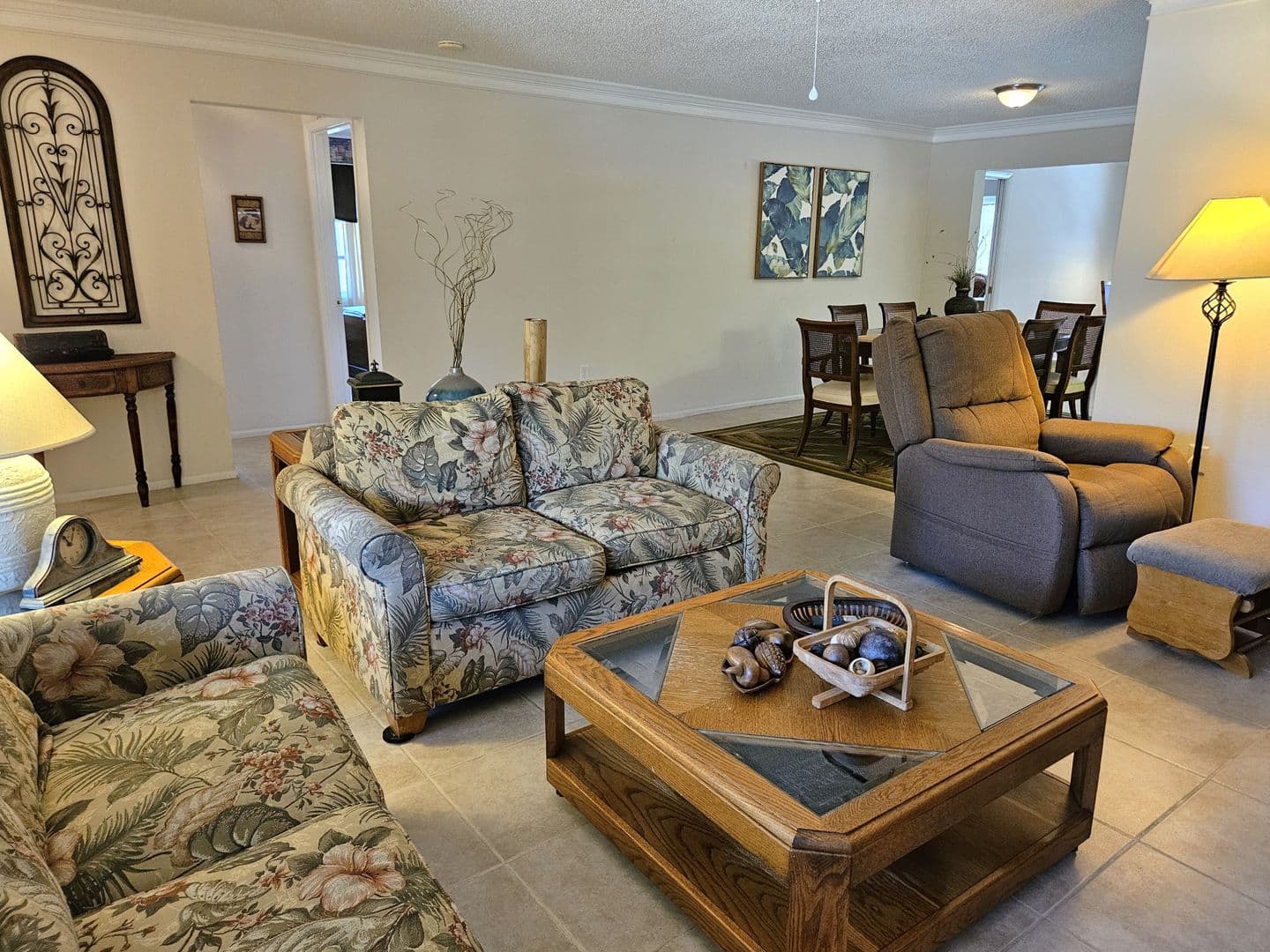 Venice House: 492 E Shade Drive