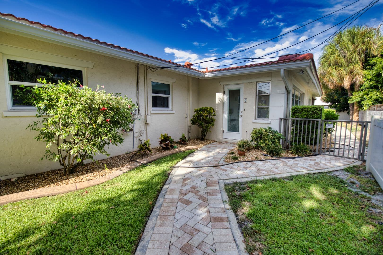 Venice Condo: 100 Avenue Des Pasque #9