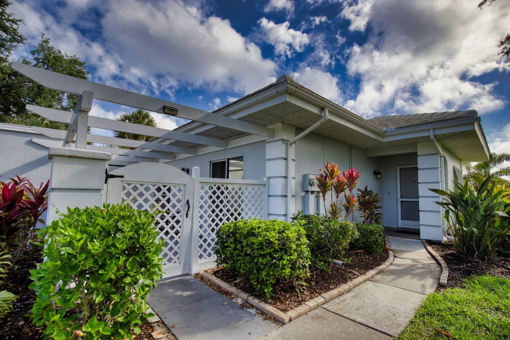 Venice House: 208 Cerromar Way S. #26