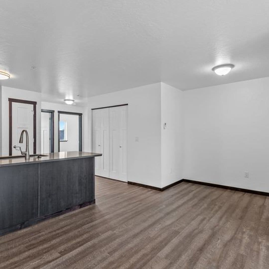 CDA Apartment: 128 W Neider