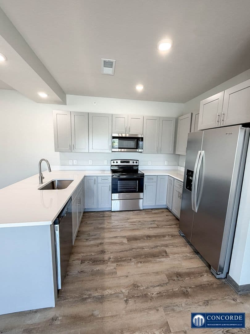 Lincoln Apartment: Adams St.
