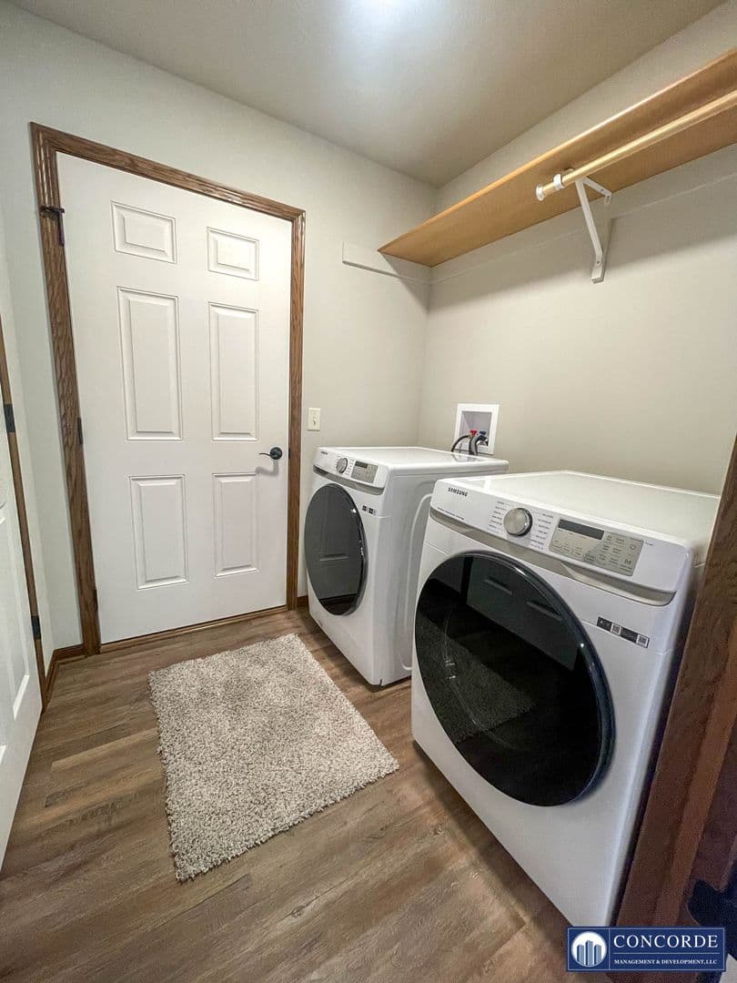 Lincoln Apartment: 800-856 Bellezza St