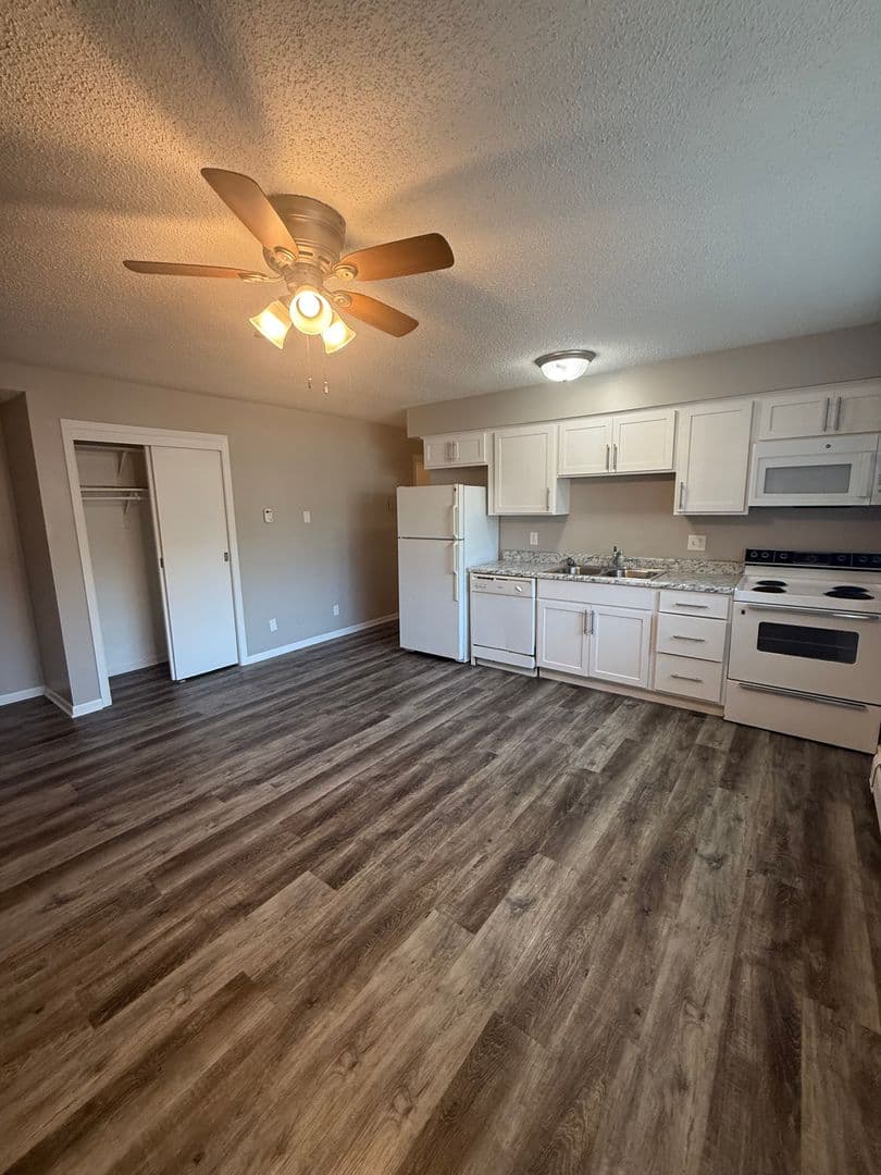 Lincoln Apartment: 1136 G Street