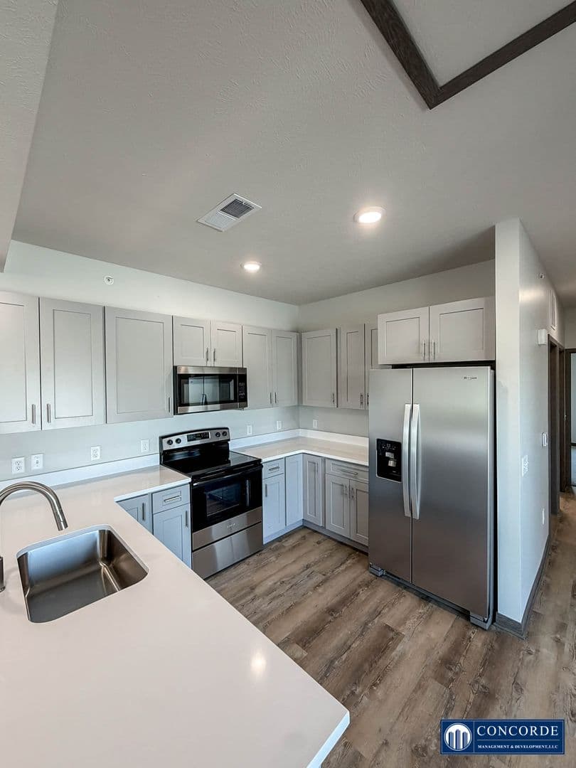 Lincoln Apartment: Adams St.