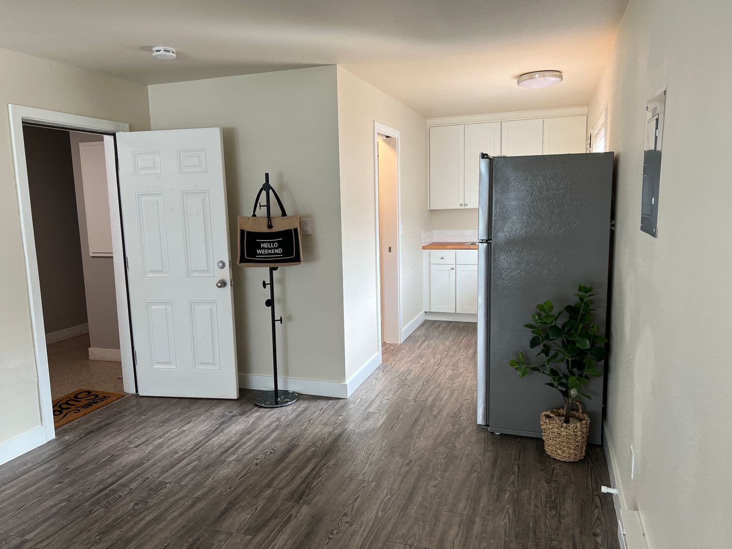 Tacoma Apartment: 1207 Altheimer Street