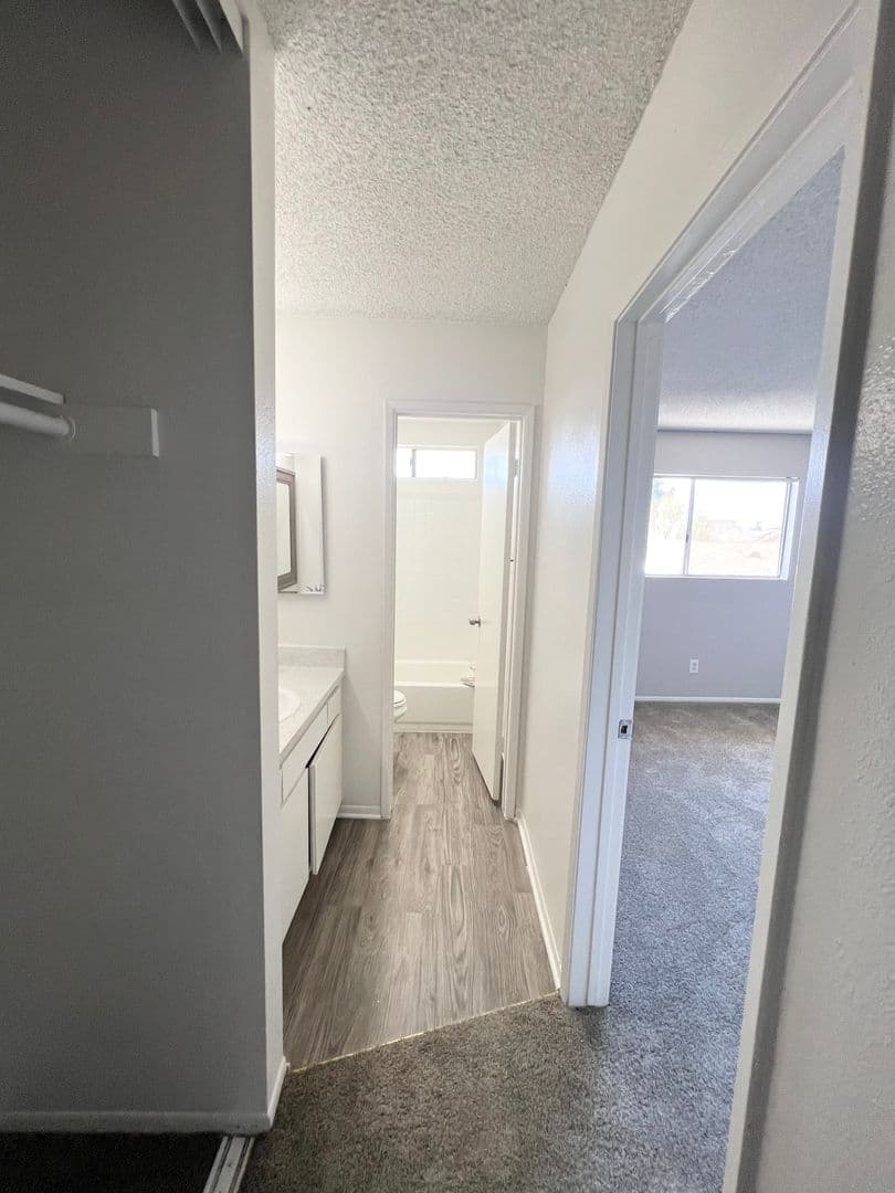 Hawthorne Apartment: 13707 Doty Avenue
